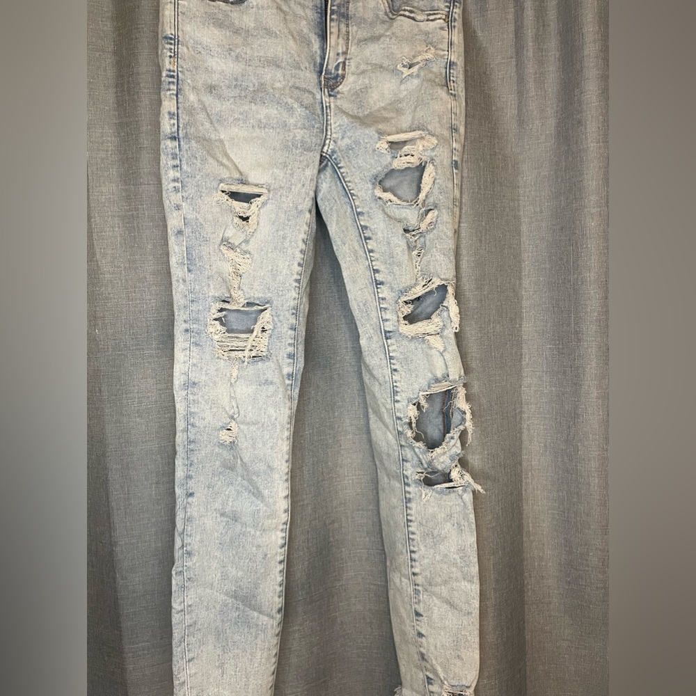 Light Wash Ripped American Eagle Jeans